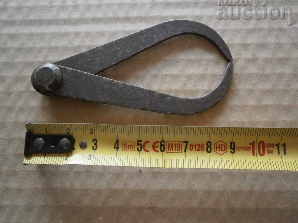 antique small steel compass with price 25.00 BGN | € 12.78 antique small steel compass with price 25.00 BGN | € 12.78