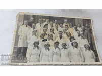 Снимка Лекари и сестри от Червения кръст