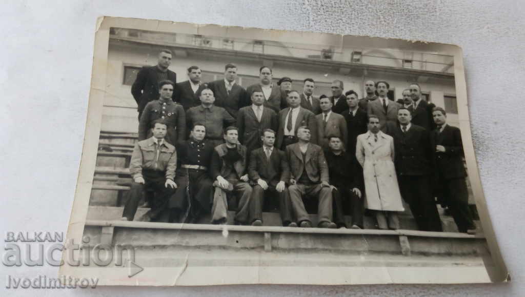 Foto Grup de bărbați în tribune de la stadion