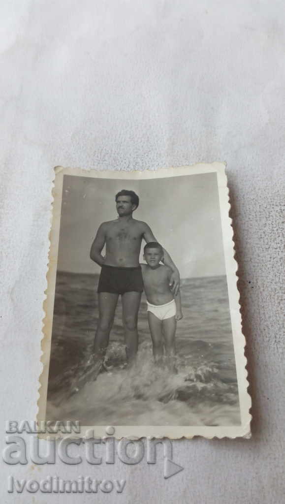 Снимка Мъж и малко момче в морето