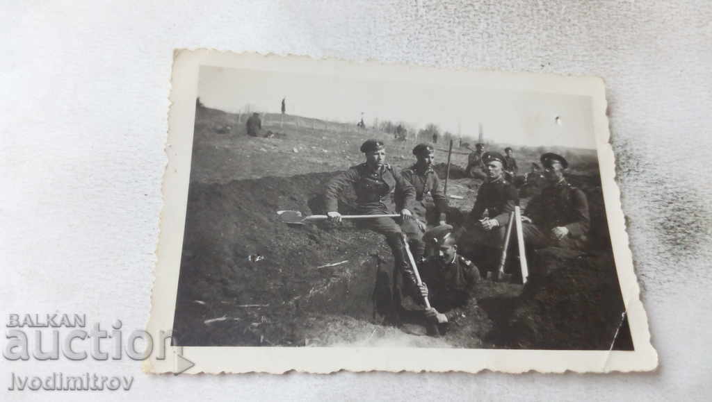 Photo Sergeants dig a trench for surveillance