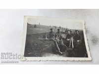 Снимка Сержанти копаят окоп за наблюдение