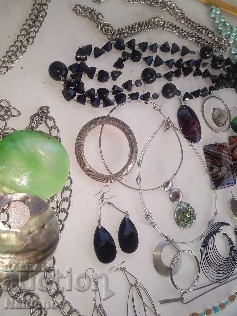 O mulțime de bijuterii cu preț 19.99 BGN | € 10.22 O mulțime de bijuterii cu preț 19.99 BGN | € 10.22