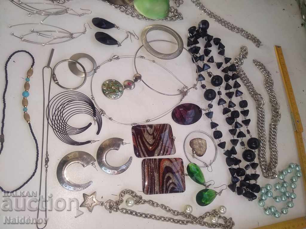 Licitație O mulțime de bijuterii Licitație O mulțime de bijuterii