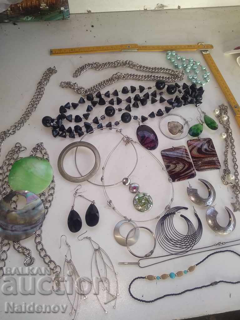 Livrarea O mulțime de bijuterii Livrarea O mulțime de bijuterii