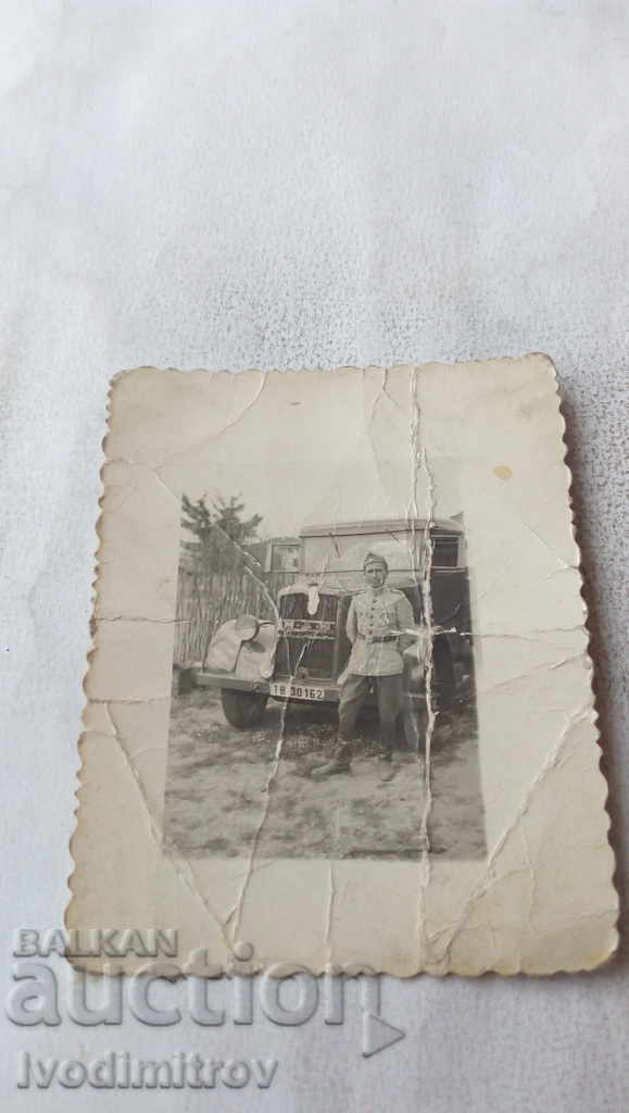 Photo Sergeant in front of a military retro truck MAN 1942