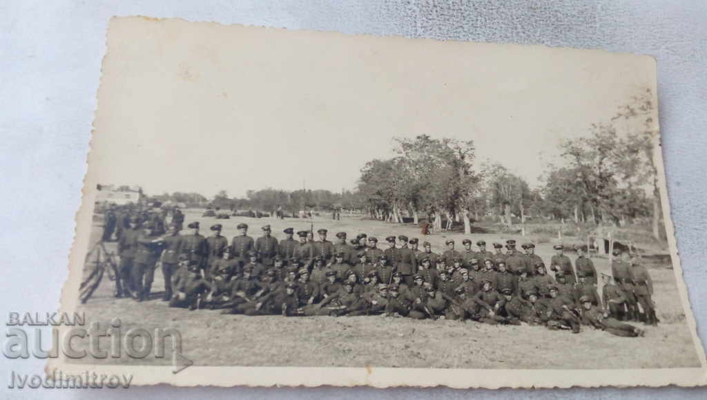 Снимка Офицери и войници на полигона