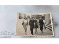 Снимка София Мъж и три жени покрай Съдебната палата