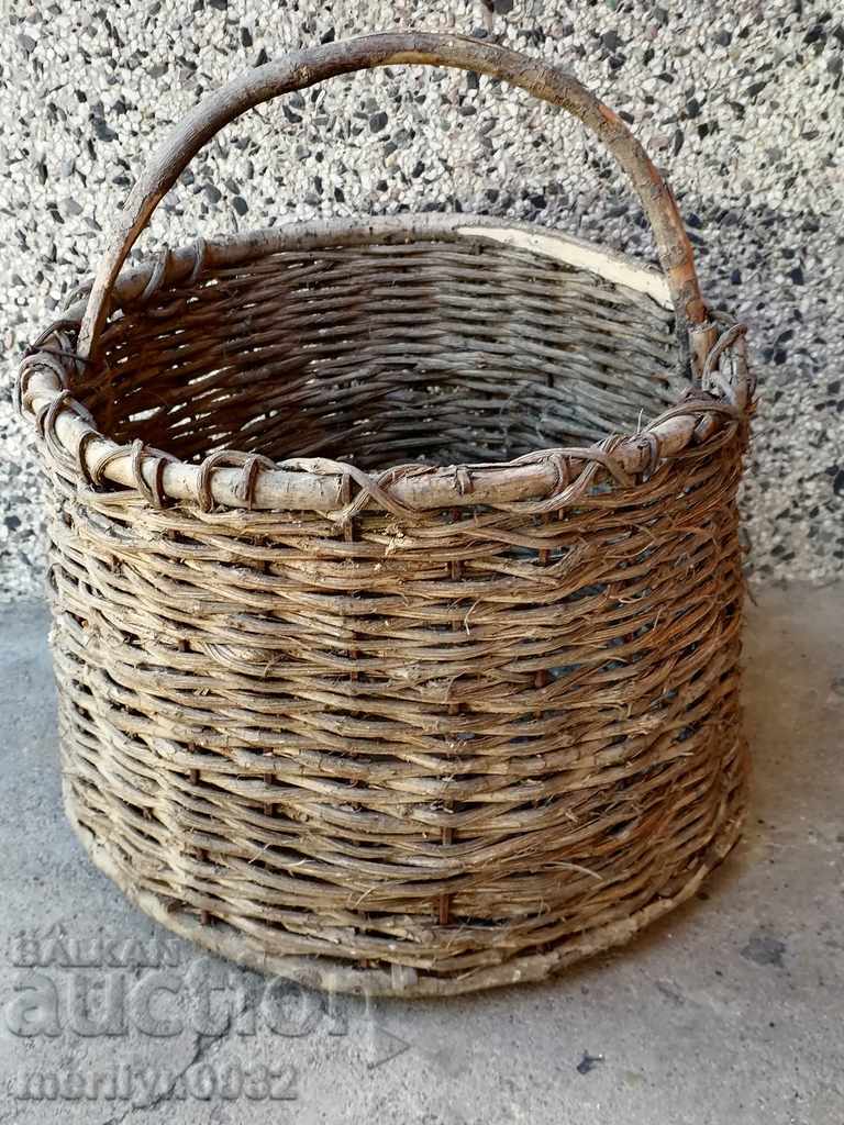 Стара ръчно плетена кошница