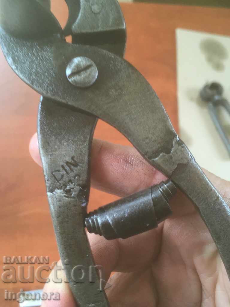 Delivery of PLIERS SPECIALIZED SOCIAL TOOL Delivery of PLIERS SPECIALIZED SOCIAL TOOL