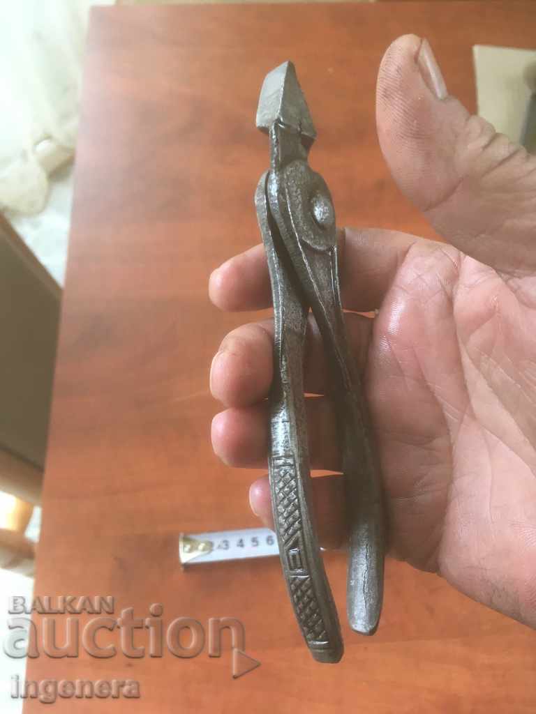 Auction  PLIERS TOOL ASSISTANT