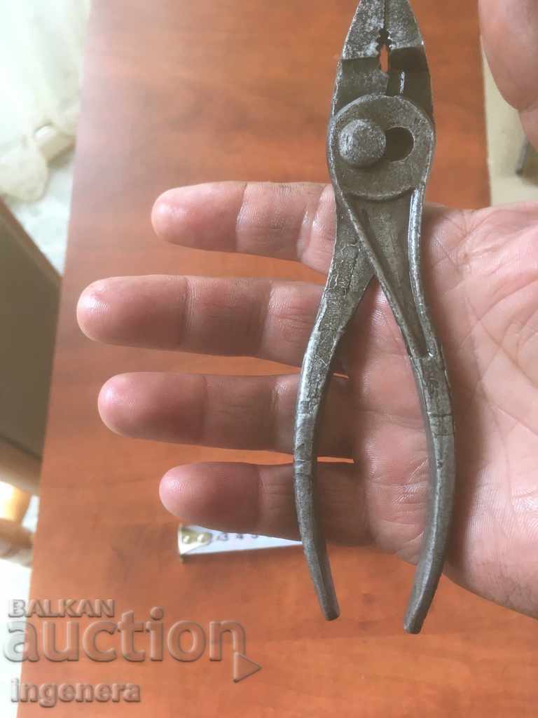 PLIERS TOOL ASSISTANT