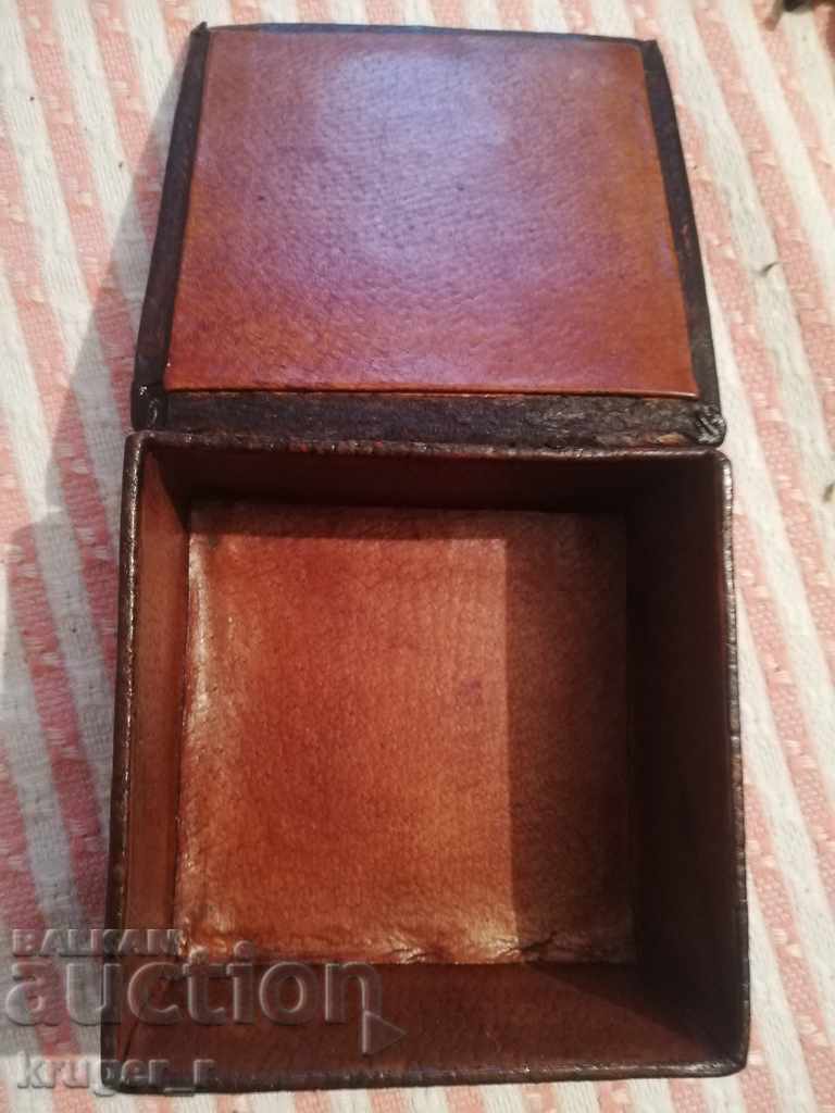 Δημοπρασία Παλιά δερμάτινη κοσμηματοθήκη Δημοπρασία Παλιά δερμάτινη κοσμηματοθήκη