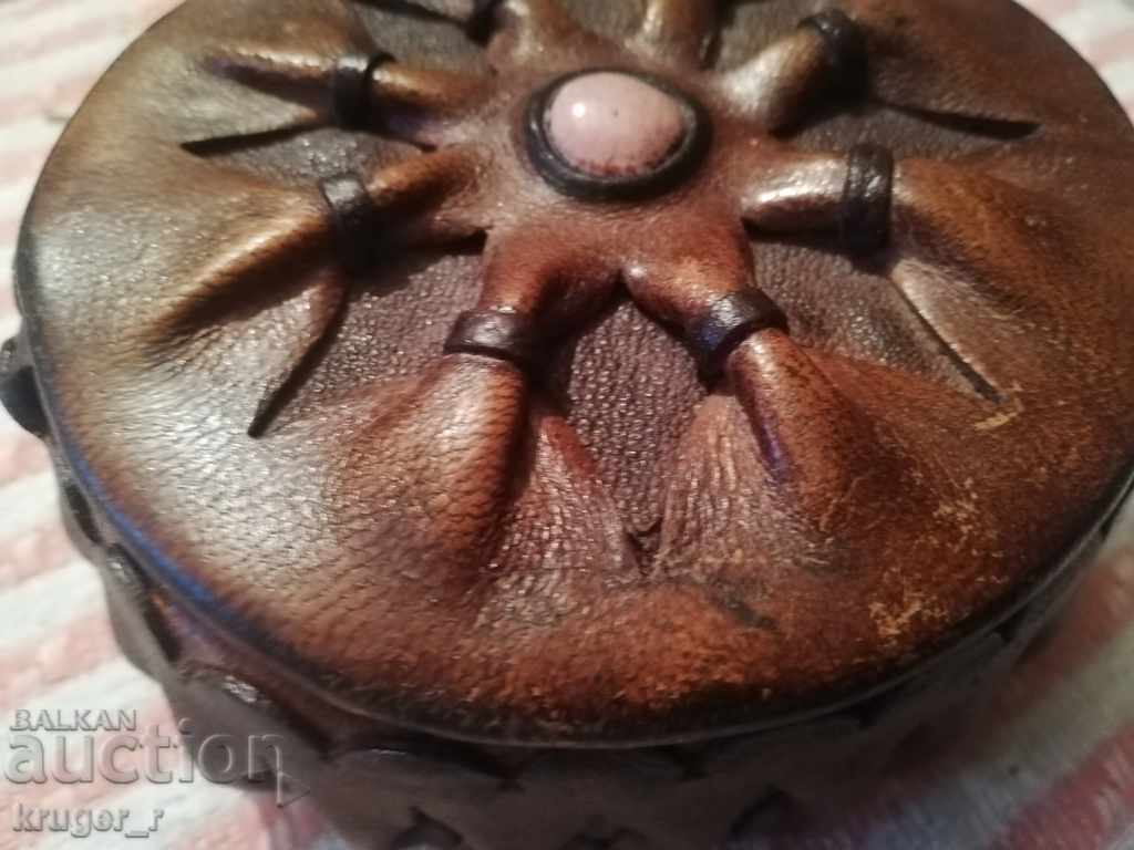 Παράδοση Παλιά δερμάτινη κοσμηματοθήκη. Παράδοση Παλιά δερμάτινη κοσμηματοθήκη.