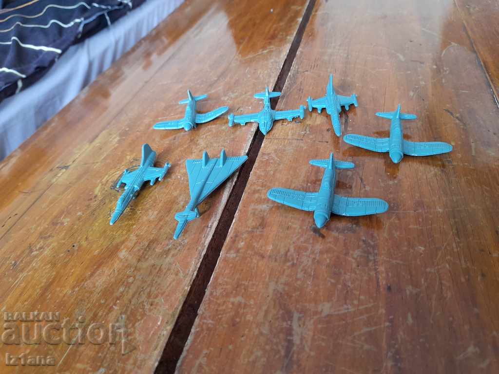 Delivery of Old figurines, toys, planes Delivery of Old figurines, toys, planes