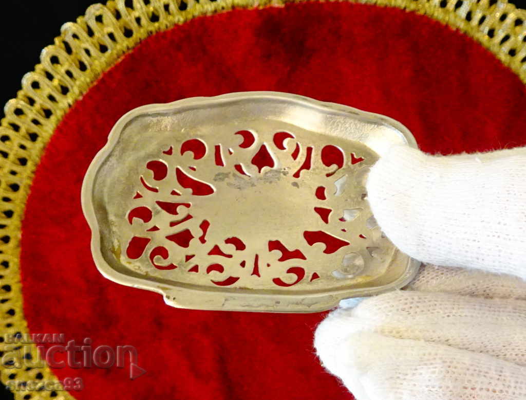 Παράδοση Επάργυρη απλικέ, τριαντάφυλλα, διάτρητη. Παράδοση Επάργυρη απλικέ, τριαντάφυλλα, διάτρητη.