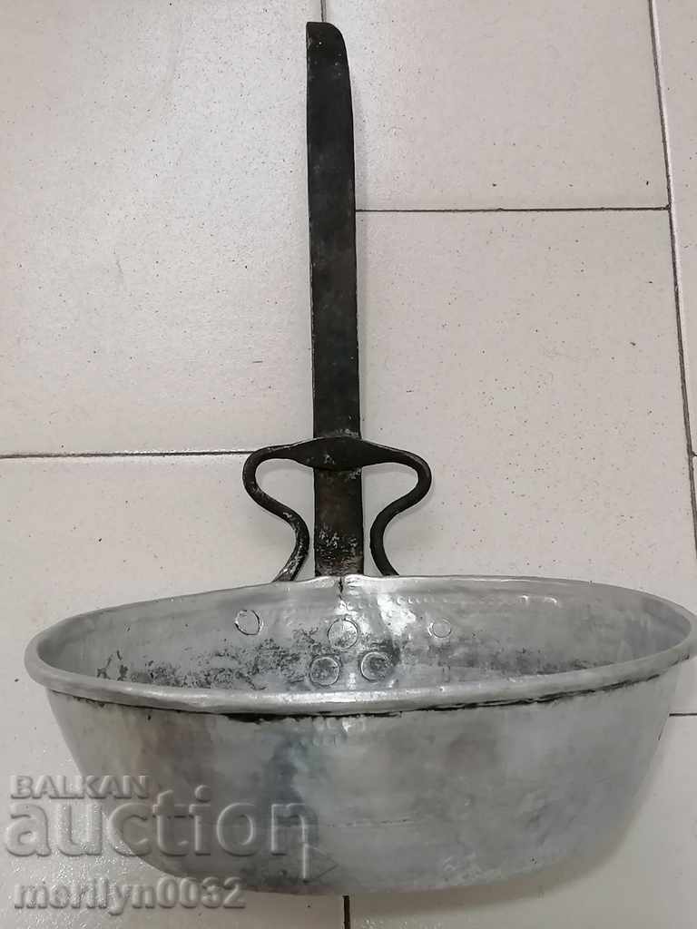 Auction An old copper pan, a baker, a tray, a copper pot Auction An old copper pan, a baker, a tray, a copper pot