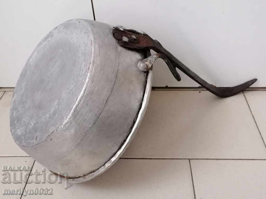 Delivery of An old copper pan, a baker, a tray, a copper pot Delivery of An old copper pan, a baker, a tray, a copper pot