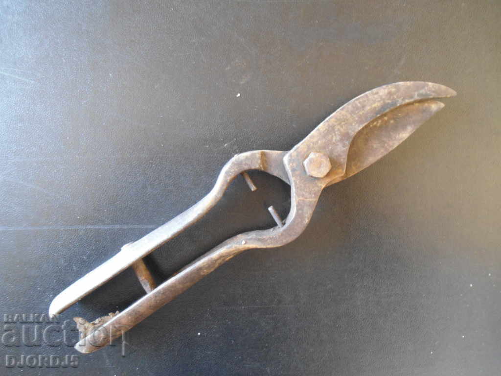 Old viticulture scissors with price 4.00 BGN | € 2.05