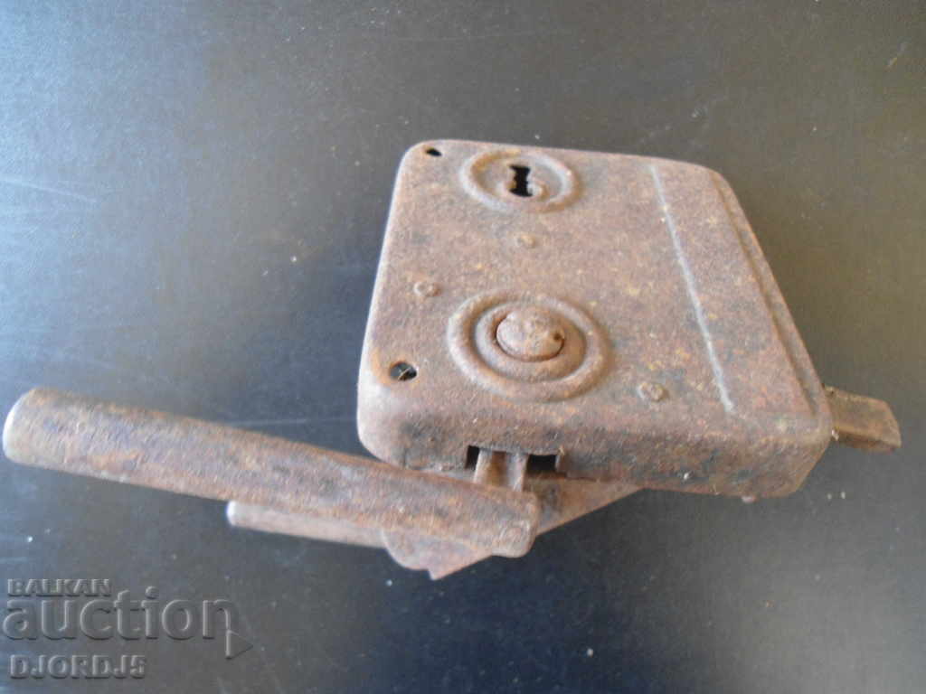 Old lock with price 5.00 BGN | € 2.56 Old lock with price 5.00 BGN | € 2.56