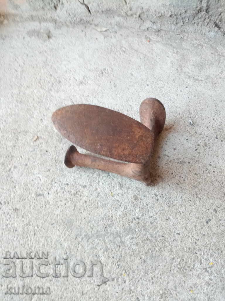 Auction  An old shoemaker's anvil