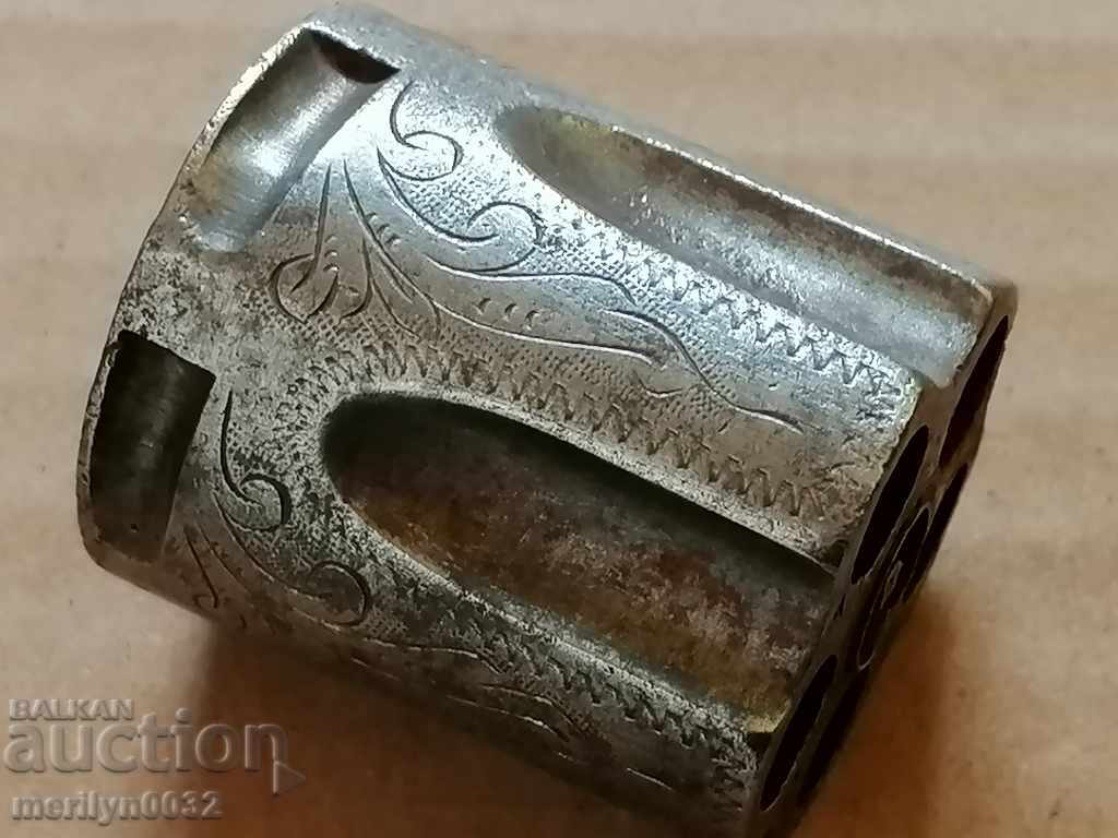 Tambur gravat din partea revolverului Bulldog Velodog
