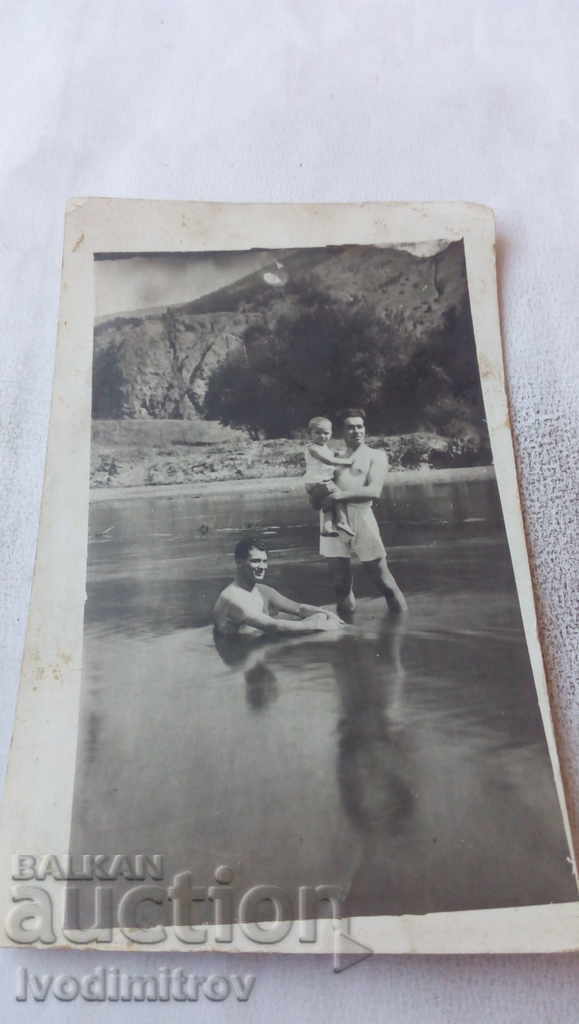 Снимка Голи мъже в реката