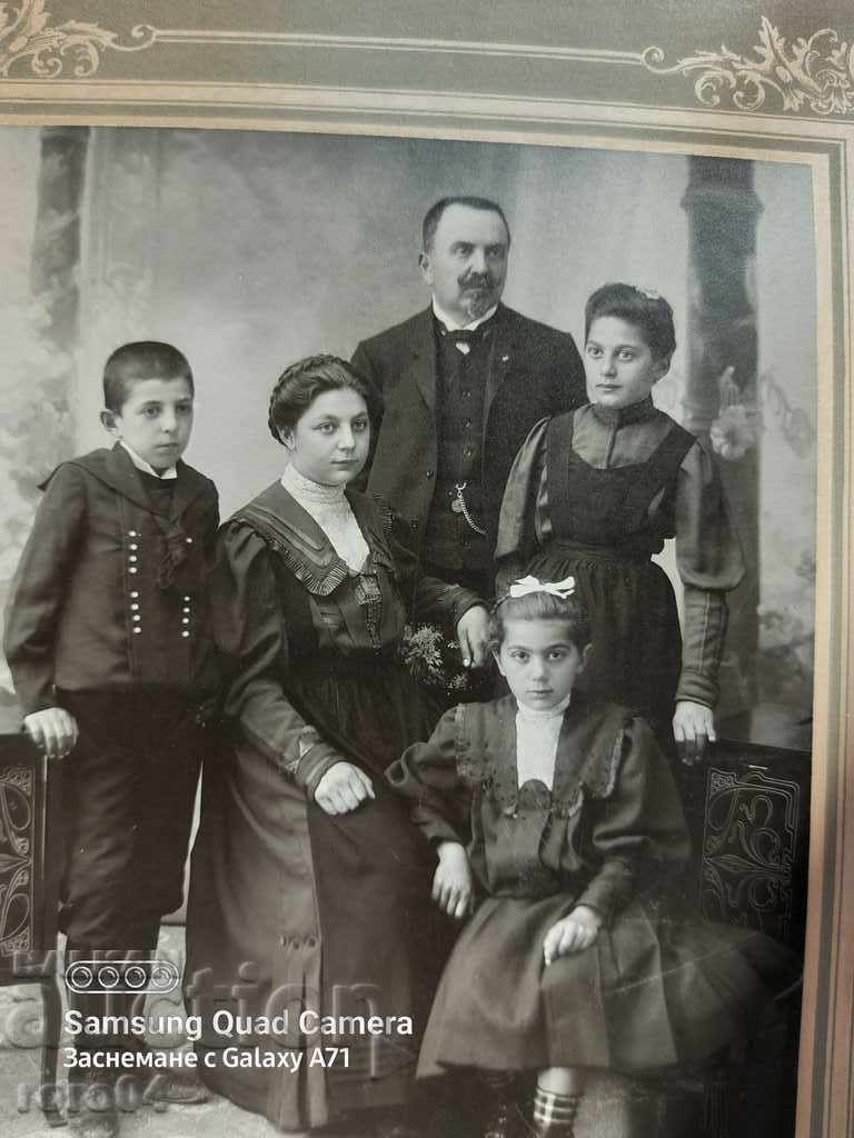 Delivery of OLD FAMILY PHOTOGRAPHY Delivery of OLD FAMILY PHOTOGRAPHY