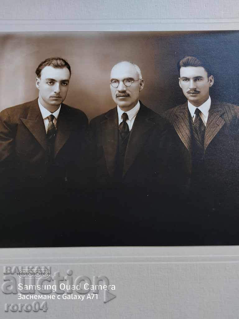 PHOTO A. VLADIKOV - SOFIA with price 15.15 BGN | € 7.75 PHOTO A. VLADIKOV - SOFIA with price 15.15 BGN | € 7.75