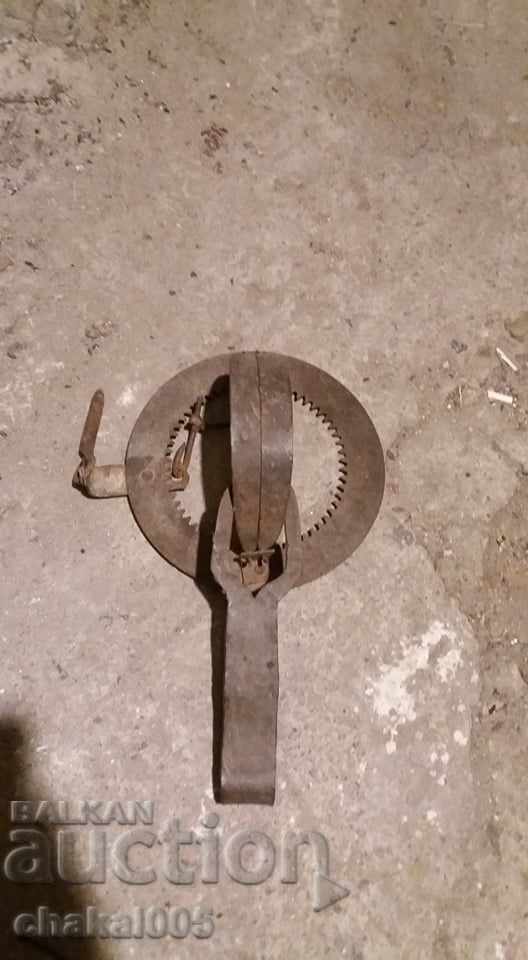 A large trap for wolves and jackals with price 100.00 BGN | € 51.13