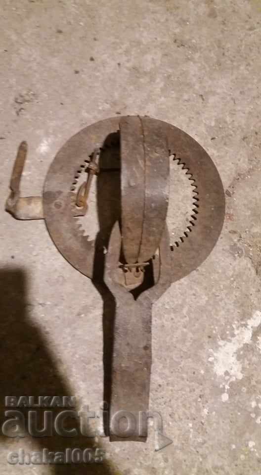 A large trap for wolves and jackals