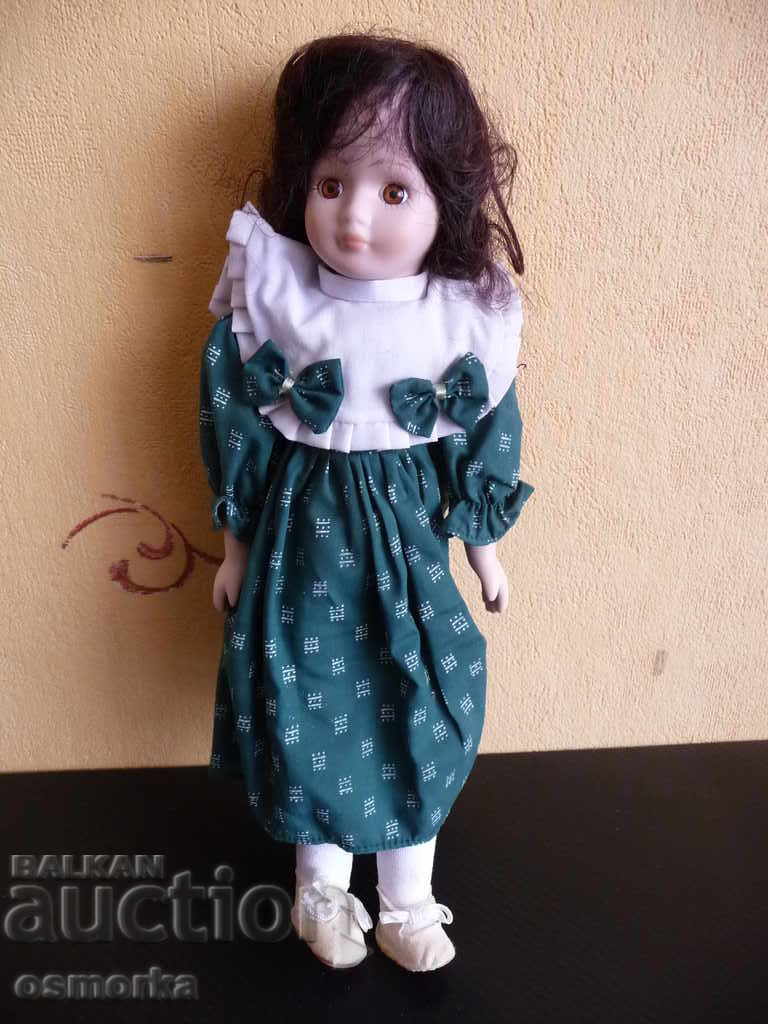 Порцеланова кукла със зелена рокля и панделки готина