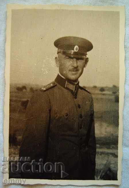 O mică fotografie veche a unui ofițer militar în Bulgaria