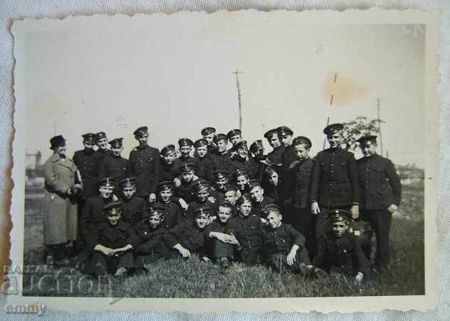 O mică fotografie veche a studenților din apropierea satului Bozhurishte, Sofia, 1939
