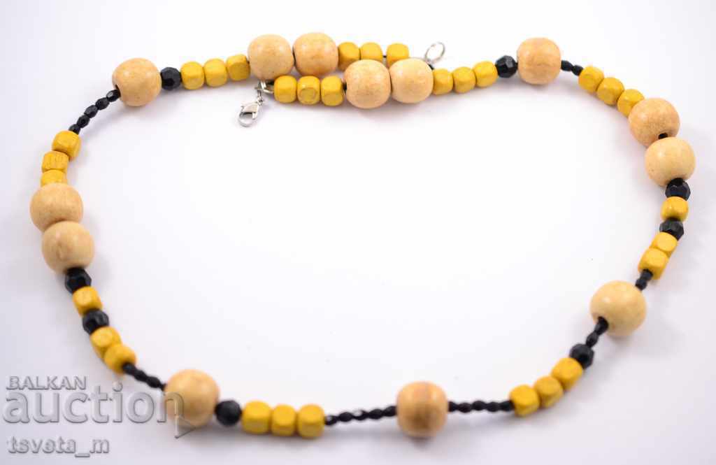 Colier cu margele de lemn cu preț € 1.00 | 1.96 BGN