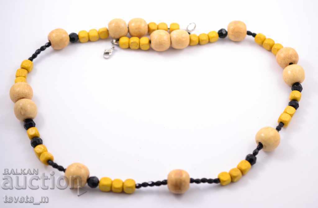 Colier cu margele de lemn