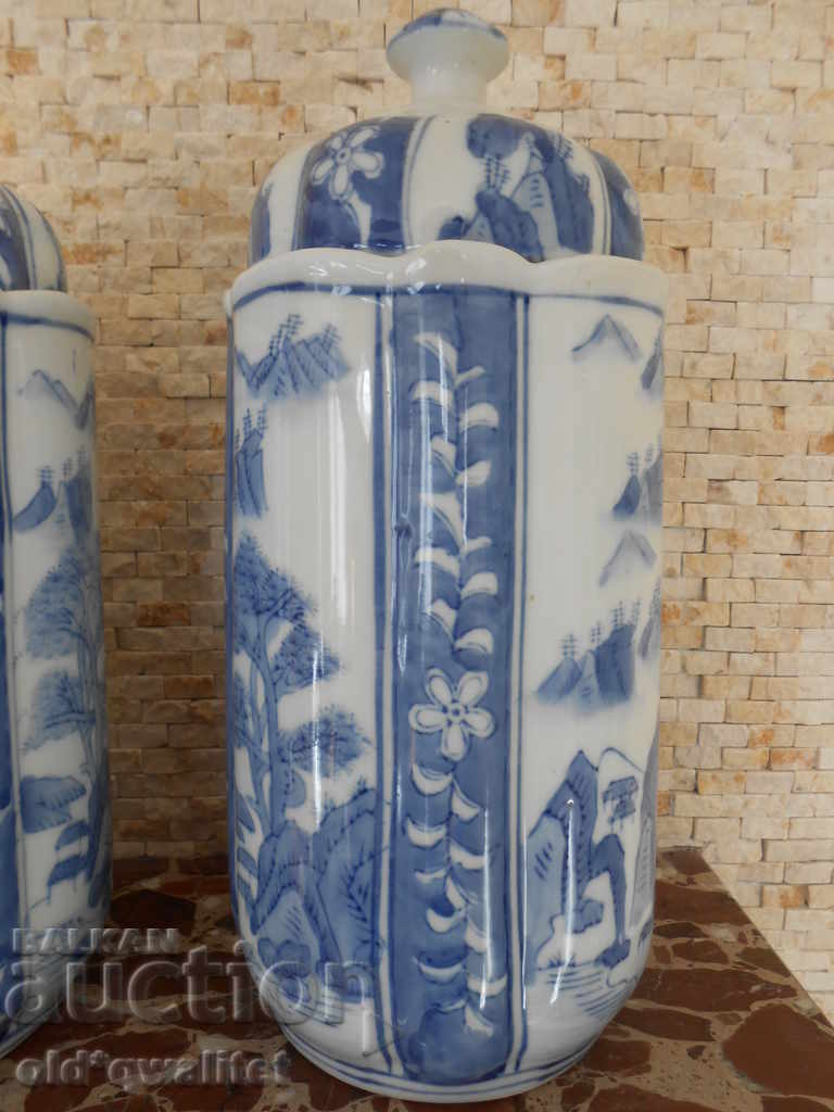 Auction  LARGE PORCELAIN DOSES, China, height approx. 28 cm / 12.5 cm