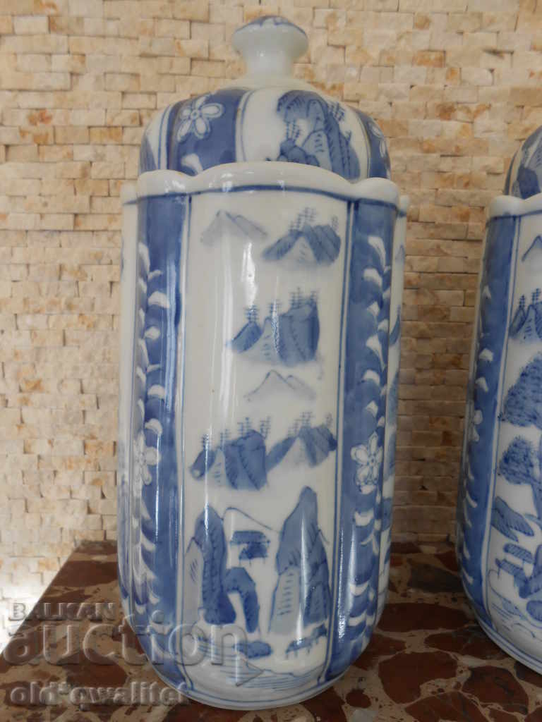 Delivery of LARGE PORCELAIN DOSES, China, height approx. 28 cm / 12.5 cm