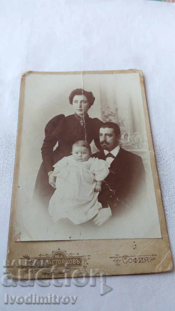 Снимка Семейство с малкото си момиченце Картон