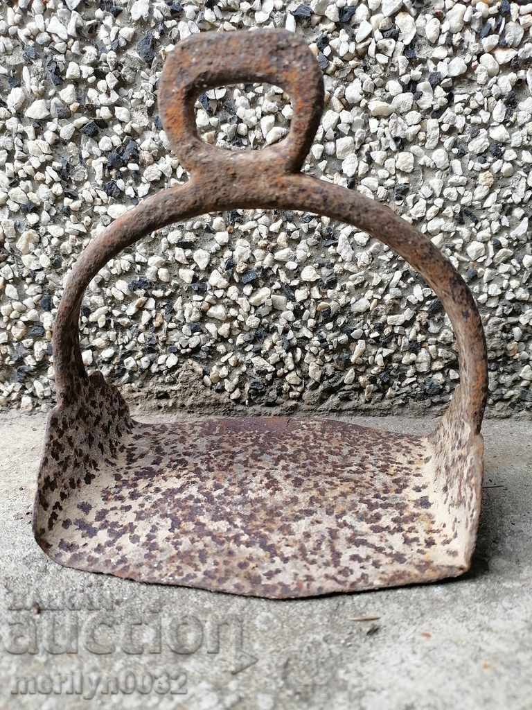 Stirrup for a cavalry horse