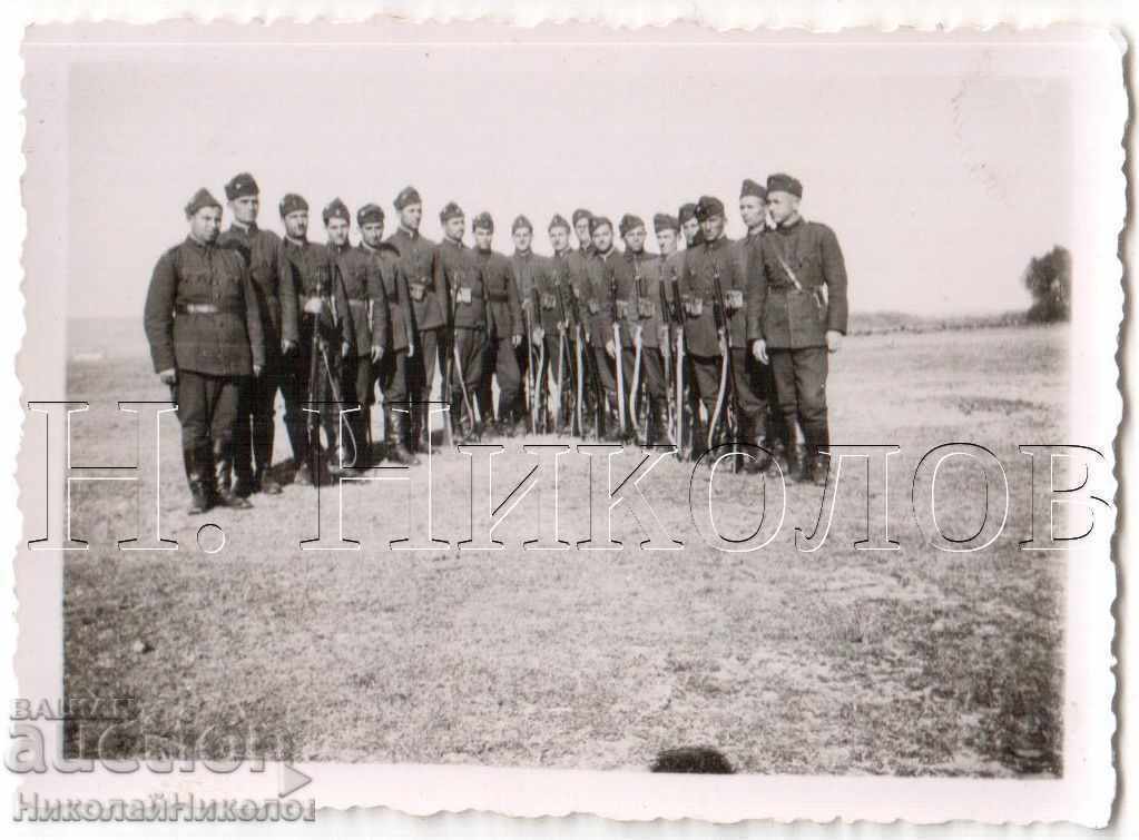 ΜΙΑ ΜΙΚΡΗ ΠΑΛΙΑ ΕΙΚΟΝΑ ΕΝΟΣ ΣΤΡΑΤΙΩΤΗ ΜΕ ΤΟΥΦΕΚΙΑ ΣΤΟ VYT11 ΜΙΑ ΜΙΚΡΗ ΠΑΛΙΑ ΕΙΚΟΝΑ ΕΝΟΣ ΣΤΡΑΤΙΩΤΗ ΜΕ ΤΟΥΦΕΚΙΑ ΣΤΟ VYT11