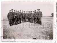 МАЛКА СТАРА СНИМКА ВОЙНИЦИ С ПУШКИ В СТРОЙ В211