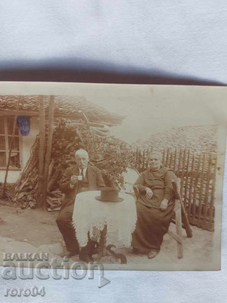 IN THE YARD AT HOME - 1918 - 5 IN THE YARD AT HOME - 1918 - 5