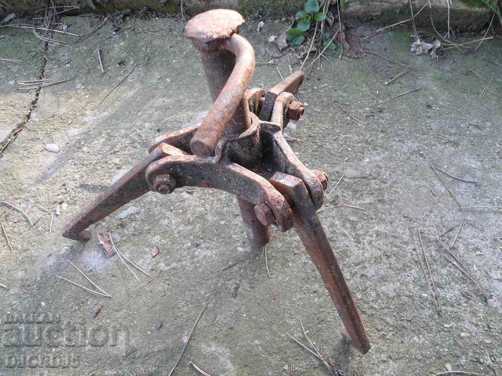 Old flag, bracket with price 18.00 BGN | € 9.20