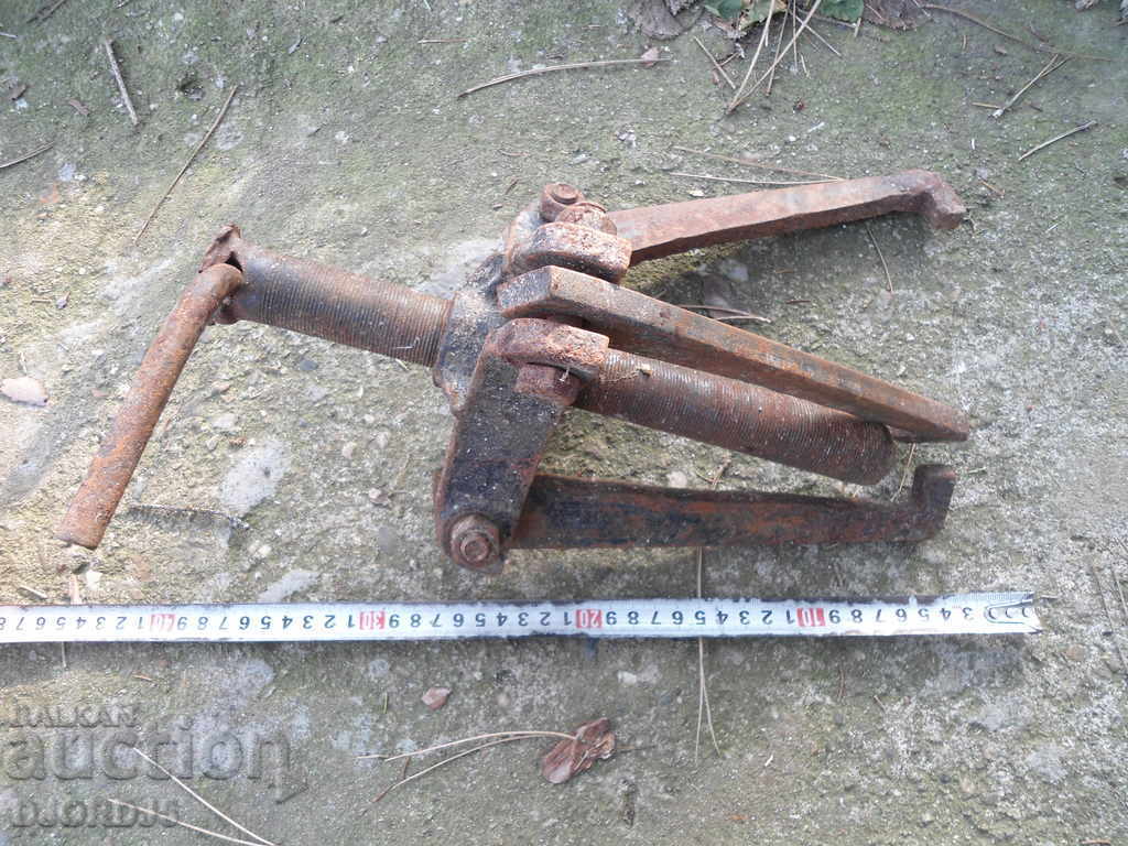 Auction  Old flag, bracket