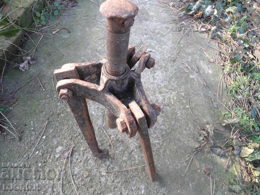 Delivery of Old flag, bracket