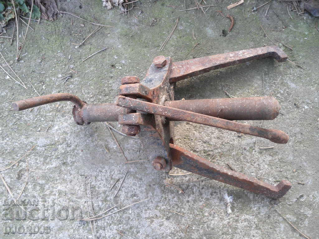 Old flag, bracket - 7