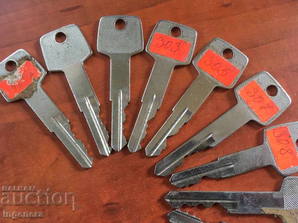 Auction  KEY KEYS LARGE AND DIFFERENT - 13 PCS