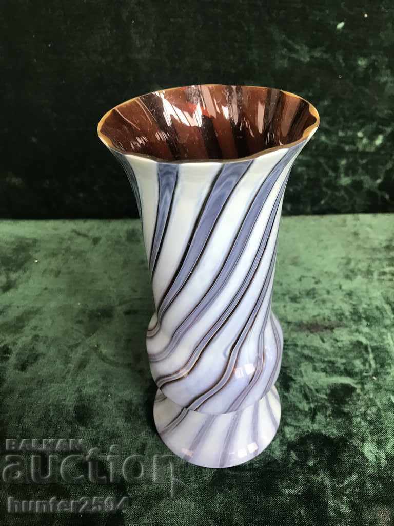 Sticlă colorată în vază, tip Murano, înălțime 23 cm.