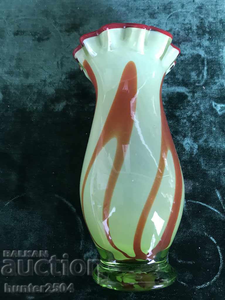 Auction Vase-colored glass, Murano type, 20 cm high. Auction Vase-colored glass, Murano type, 20 cm high.